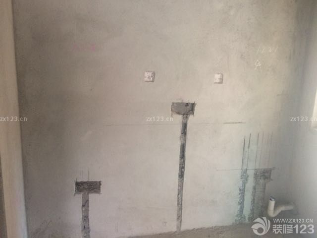 水電位開槽，這是小家的第一道工序，我得親自在現(xiàn)場見證。