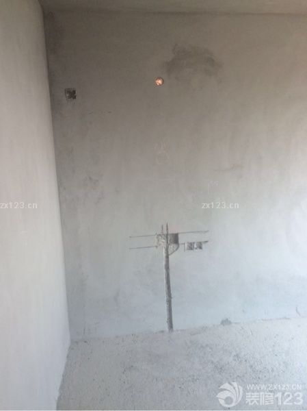 水電位開槽，這是小家的第一道工序，我得親自在現(xiàn)場見證。
