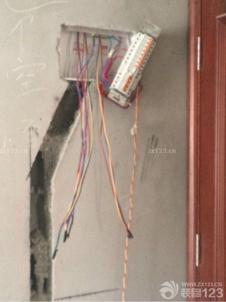 水電安裝，雖然整個水電看起來是比較麻煩，但是師傅們的手藝卻是很不錯的。很贊。