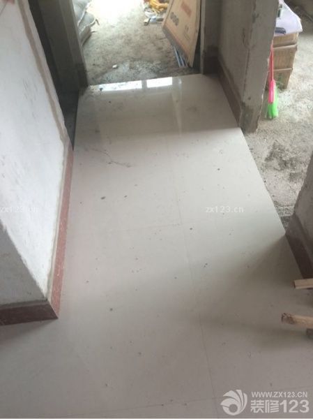 貼磚第三天?？蛷d廚房及陽臺已鋪好，衛(wèi)生間回填、防水已做。