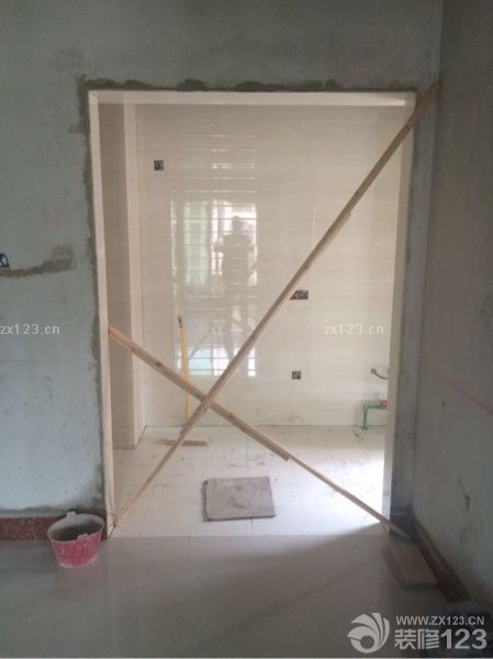 貼磚第三天?？蛷d廚房及陽臺已鋪好，衛(wèi)生間回填、防水已做。