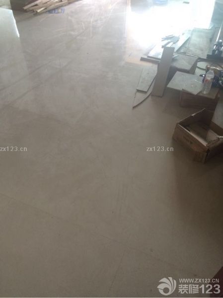 貼磚第三天。客廳廚房及陽臺已鋪好，衛(wèi)生間回填、防水已做。