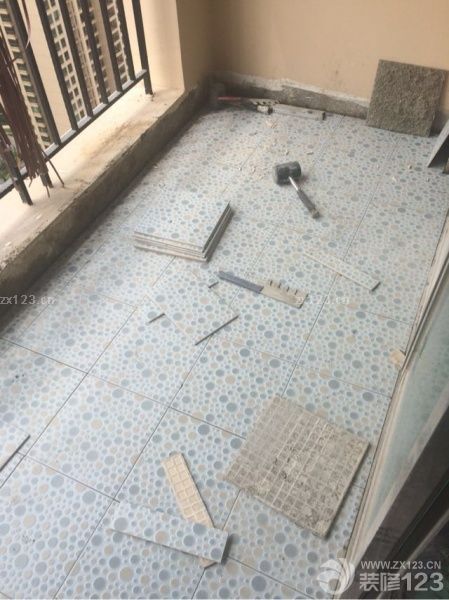 貼磚第三天。客廳廚房及陽臺已鋪好，衛(wèi)生間回填、防水已做。
