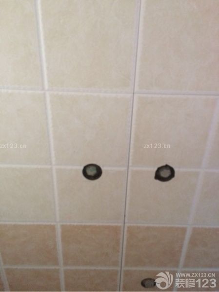 衛(wèi)生間瓷磚貼好，主次臥未鋪地板。量廚房移門1.478寬x2.205高，包邊x60，普通玻璃340。