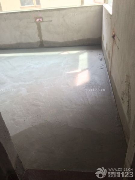 衛(wèi)生間瓷磚貼好，主次臥未鋪地板。量廚房移門1.478寬x2.205高，包邊x60，普通玻璃340。