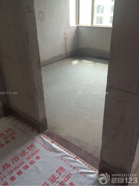 衛(wèi)生間瓷磚貼好，主次臥未鋪地板。量廚房移門1.478寬x2.205高，包邊x60，普通玻璃340。