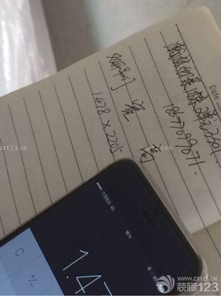 衛(wèi)生間瓷磚貼好，主次臥未鋪地板。量廚房移門1.478寬x2.205高，包邊x60，普通玻璃340。