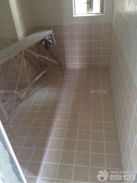 衛(wèi)生間瓷磚貼好，主次臥未鋪地板。量廚房移門1.478寬x2.205高，包邊x60，普通玻璃340。