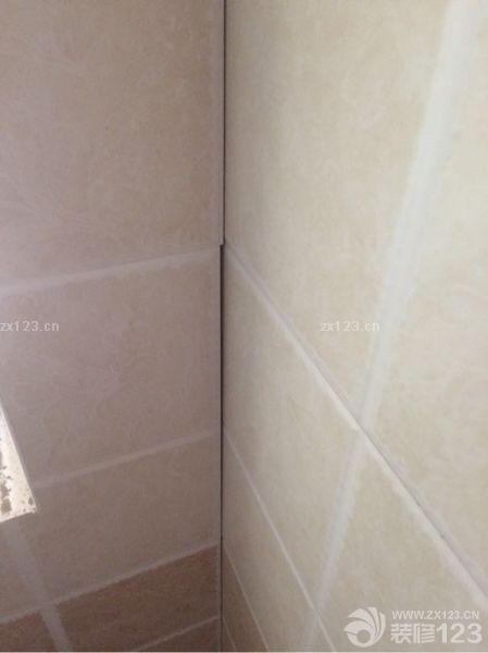 衛(wèi)生間瓷磚貼好，主次臥未鋪地板。量廚房移門1.478寬x2.205高，包邊x60，普通玻璃340。