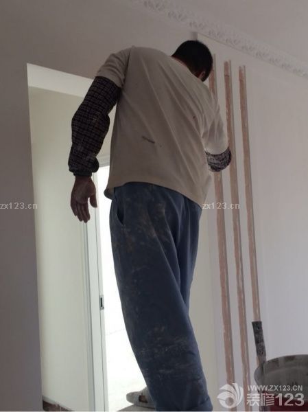 開開停停了好些日子，師傅說刮了幾天膩子，今天下午油漆完工，可是臥室石膏線沒給我弄，工長忘記交代了。陽臺墻面漆物業(yè)沒有了，去到新城花了50得一小瓶，真黑。臥室兩個門已裝好，主臥門有磕碰。防盜窗以請人測量，3300元