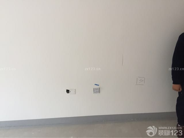 今天進(jìn)場(chǎng)交底，和項(xiàng)目經(jīng)理還有設(shè)計(jì)師在現(xiàn)場(chǎng)定了開關(guān)插座還有拆改的具體位置，還有我親自鑿了動(dòng)土第一錘和放了掛鞭炮。