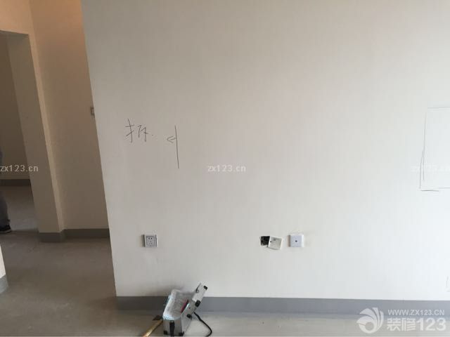 今天進(jìn)場(chǎng)交底，和項(xiàng)目經(jīng)理還有設(shè)計(jì)師在現(xiàn)場(chǎng)定了開關(guān)插座還有拆改的具體位置，還有我親自鑿了動(dòng)土第一錘和放了掛鞭炮。
