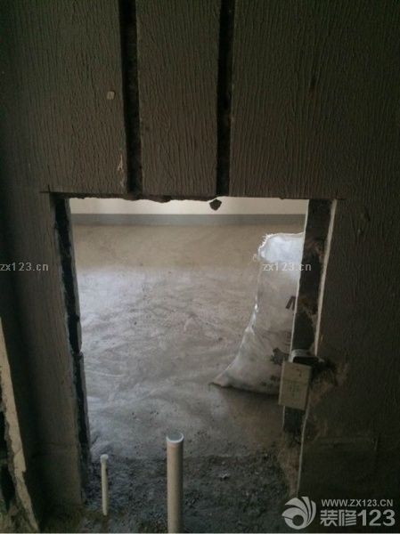 今天開始扣線槽，拆改墻體，工人們干的非常有效率，也很規(guī)整。