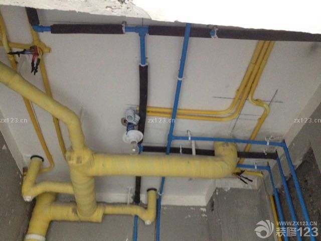 今天水電驗(yàn)收，無(wú)論是線管和水管，布局都非常合理科學(xué)，同時(shí)水電下上排布也有效避免水珠滴在線管造成安全隱患。線管是4分PVC阻燃管，增加散熱以及防止電火。