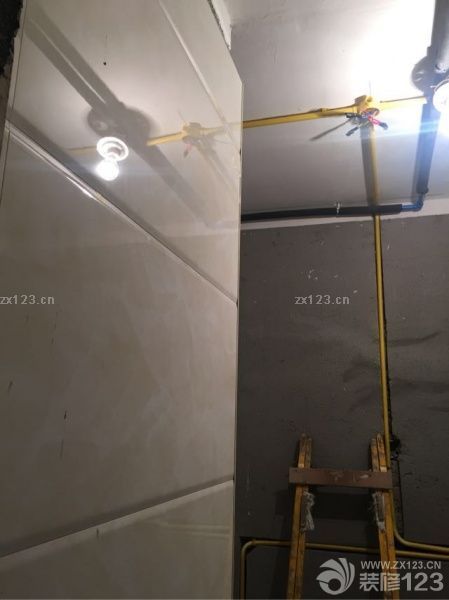 廚房開始貼磚，同時(shí)對(duì)洗手間進(jìn)行封閉防水實(shí)驗(yàn)。