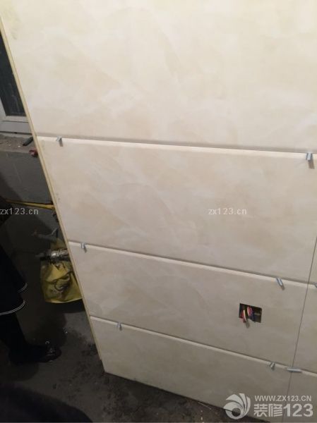 廚房開始貼磚，同時(shí)對(duì)洗手間進(jìn)行封閉防水實(shí)驗(yàn)。