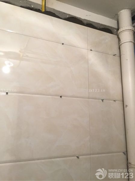 廚房開始貼磚，同時(shí)對(duì)洗手間進(jìn)行封閉防水實(shí)驗(yàn)。