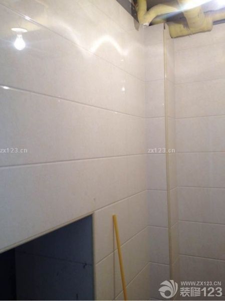 洗手間開始貼磚。不得不說南方的瓦工活做的就是細(xì)。對(duì)了，由于下排水改過位置，所以地漏要買淺的。