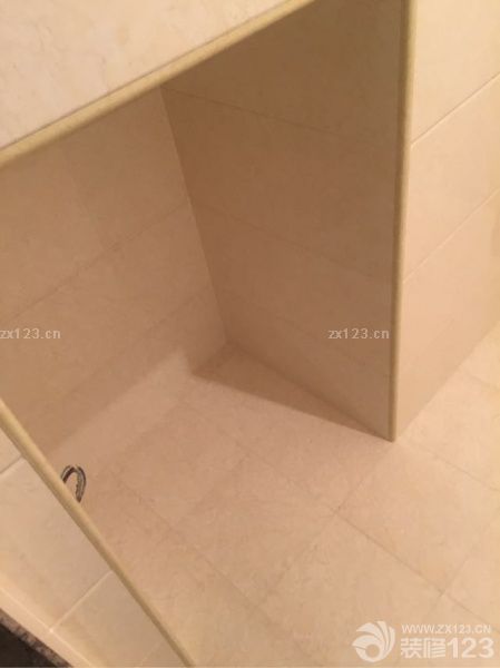 洗手間貼磚完畢，整體效果很好，尤其是臥洗衣機(jī)的槽非常好，整體感覺空間大了許多。