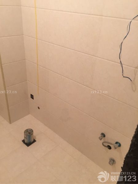 洗手間貼磚完畢，整體效果很好，尤其是臥洗衣機(jī)的槽非常好，整體感覺空間大了許多。
