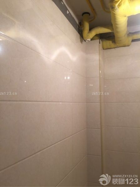 洗手間貼磚完畢，整體效果很好，尤其是臥洗衣機(jī)的槽非常好，整體感覺空間大了許多。