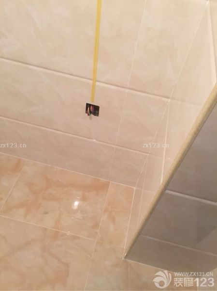 洗手間貼磚完畢，整體效果很好，尤其是臥洗衣機(jī)的槽非常好，整體感覺空間大了許多。