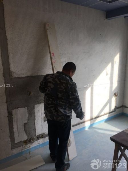 今天安裝窗臺(tái)大理石和過門石，廚房的下水管以及煤氣管的大理石包管在櫥柜安完后再量尺安裝。