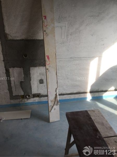 今天安裝窗臺(tái)大理石和過門石，廚房的下水管以及煤氣管的大理石包管在櫥柜安完后再量尺安裝。