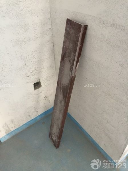 今天安裝窗臺(tái)大理石和過門石，廚房的下水管以及煤氣管的大理石包管在櫥柜安完后再量尺安裝。