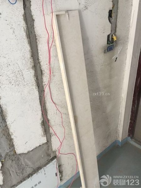 今天安裝窗臺(tái)大理石和過門石，廚房的下水管以及煤氣管的大理石包管在櫥柜安完后再量尺安裝。