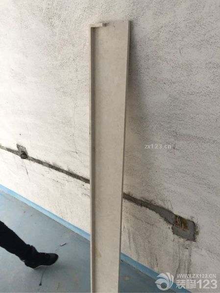 今天安裝窗臺(tái)大理石和過門石，廚房的下水管以及煤氣管的大理石包管在櫥柜安完后再量尺安裝。