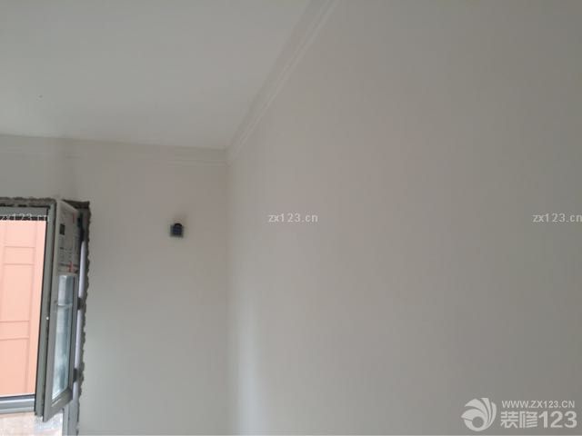 大白已刮完，開始買板子上木匠打柜。硅藻泥已準(zhǔn)備就緒。