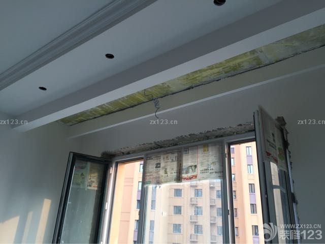 大白已刮完，開始買板子上木匠打柜。硅藻泥已準(zhǔn)備就緒。