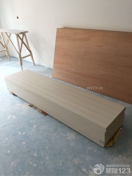 大白已刮完，開始買板子上木匠打柜。硅藻泥已準(zhǔn)備就緒。