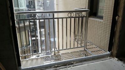 安裝防盜網(wǎng)！師傅很用心！