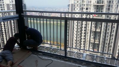 安裝防盜網(wǎng)！師傅很用心！