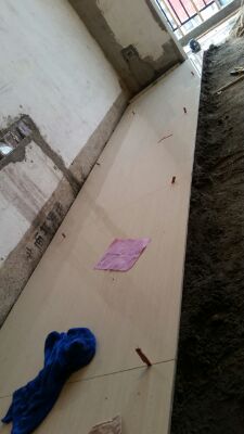 開始貼瓷片了！木紋磚！