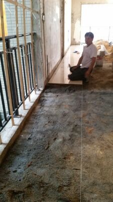 開始貼瓷片了！木紋磚！