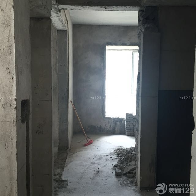 選了黃道吉日進(jìn)場。日子倒是個(gè)好日子。施工經(jīng)理畫好線。該拆拆該改改門口位置是個(gè)鞋柜的克星，橫豎不好放，只能這樣做排矮柜了；客廳門加寬了~當(dāng)初只想視覺寬敞卻不想陽臺門造價(jià)也相應(yīng)提高了。廚房也打?qū)捔藒把衛(wèi)生間窗戶包在廚房里了會(huì)不會(huì)覺的太奇怪了。衛(wèi)生間和副臥門也移了位置~三門鼎立；依次進(jìn)門－客廳－廚房－門廊－主臥－副臥。