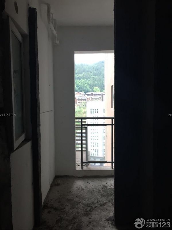 墻體已砌好~原來要砌6分墻~結(jié)果砌12分~爹說多此一舉。