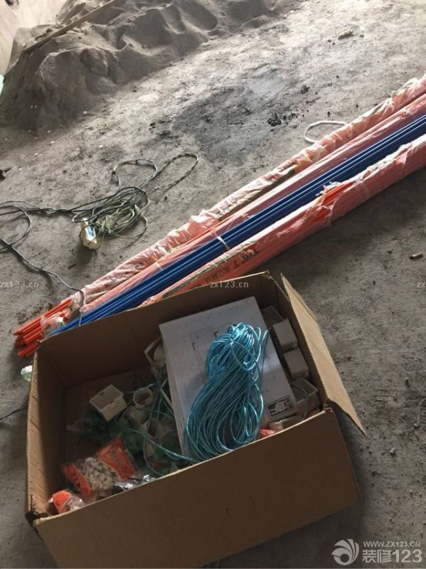 水電終于進(jìn)場了感覺花兒也謝了~不知這項(xiàng)工程需要多久~