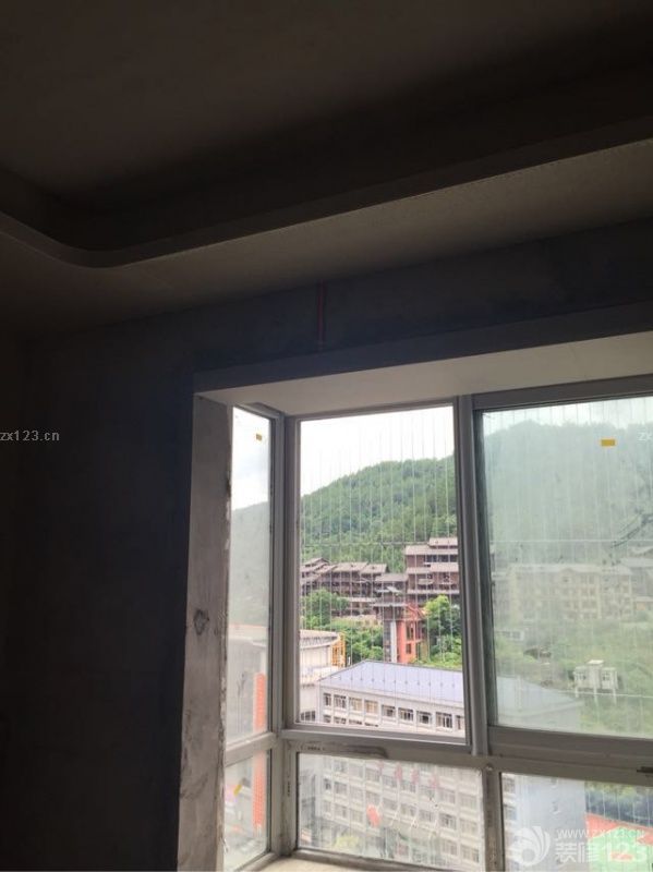 木工師傅的手藝和速度和神舟九號有的一拼?；ò胩鞎r(shí)間做好了兩個(gè)陽臺的吊頂~棒棒的