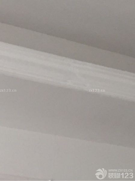 三次刮膏補(bǔ)縫打磨為頂上噴漆和墻布安裝做準(zhǔn)備。