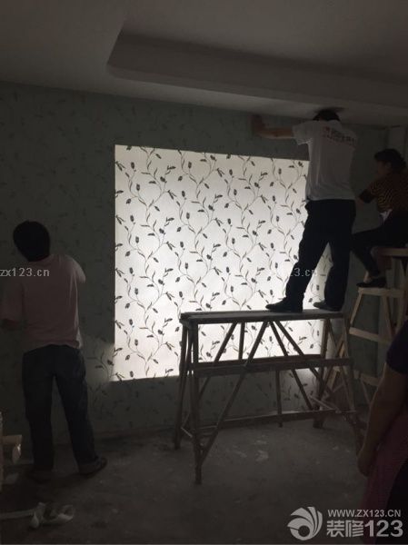 越裝越?jīng)]有信心~所以狠心在墻布上下了血本~可裝好后覺的好花哨罷了~等地板安上再看看效果~因?yàn)樾竦脑騸客廳最大的一塊墻布要等安好柜子后才上墻~這苦逼的裝修之路!