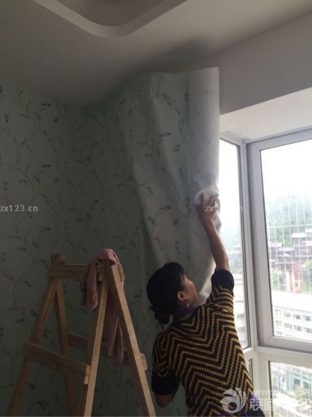 越裝越?jīng)]有信心~所以狠心在墻布上下了血本~可裝好后覺的好花哨罷了~等地板安上再看看效果~因?yàn)樾竦脑騸客廳最大的一塊墻布要等安好柜子后才上墻~這苦逼的裝修之路!