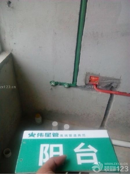 水電工程已經(jīng)順利完工啦，水管線路排列整齊，橫平豎直的，水管采用的偉星管，也幫我們做了試壓測(cè)試，沒(méi)有漏水情況。