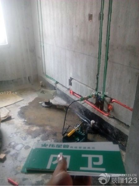 水電工程已經(jīng)順利完工啦，水管線路排列整齊，橫平豎直的，水管采用的偉星管，也幫我們做了試壓測(cè)試，沒(méi)有漏水情況。