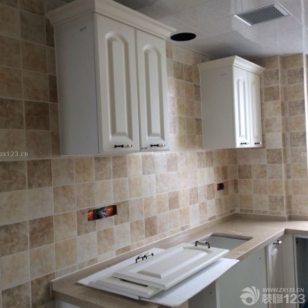 橱柜装好啦暖色系的瓷砖搭配上白色的橱柜，效果挺好的，喜欢。