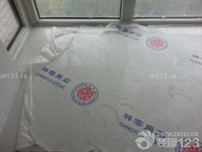 今天貼完瓷磚，抓緊時間購買熱水器，聯(lián)系安裝，別耽誤了吊頂?shù)墓ぷ?。熱水器是從京東商城買的，送貨上門快，安裝的師傅也很麻利。