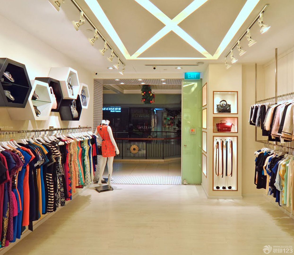 经典服装店窗户装修效果图
